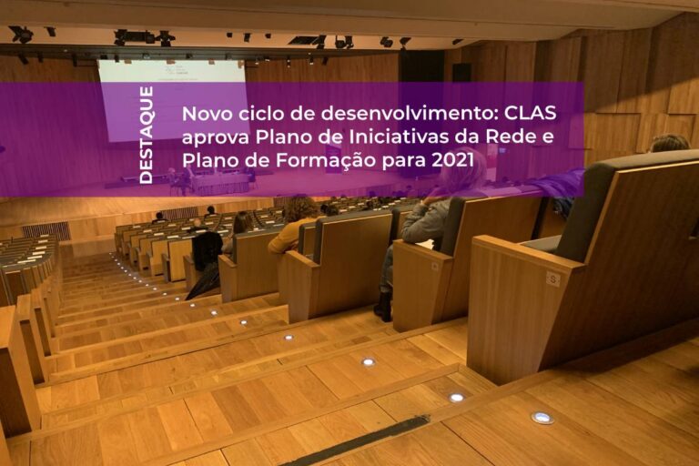 Imagem auditório CLAS 14 dez 2020 com etiqueta com título da notícia
