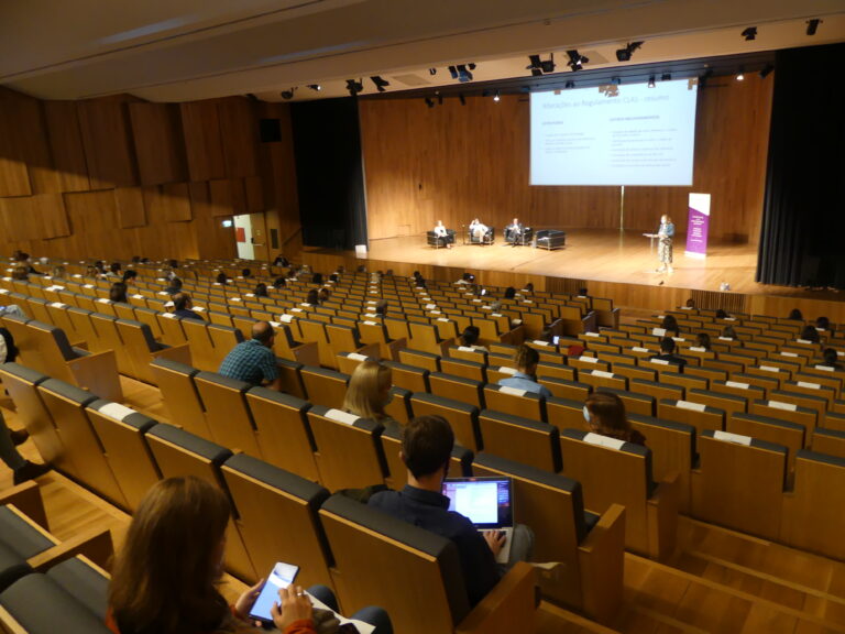 Foto geral do plenário no auditória da Nossa Senhora da Boa Nova