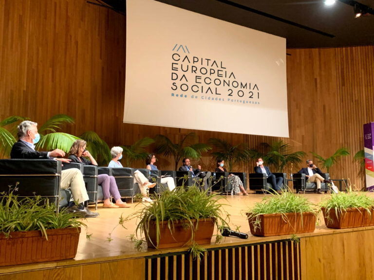 Foto da conferência sobre Cascais, Capital Europeia da Economia Social 2021, no auditório Senhora da Boa Nova.